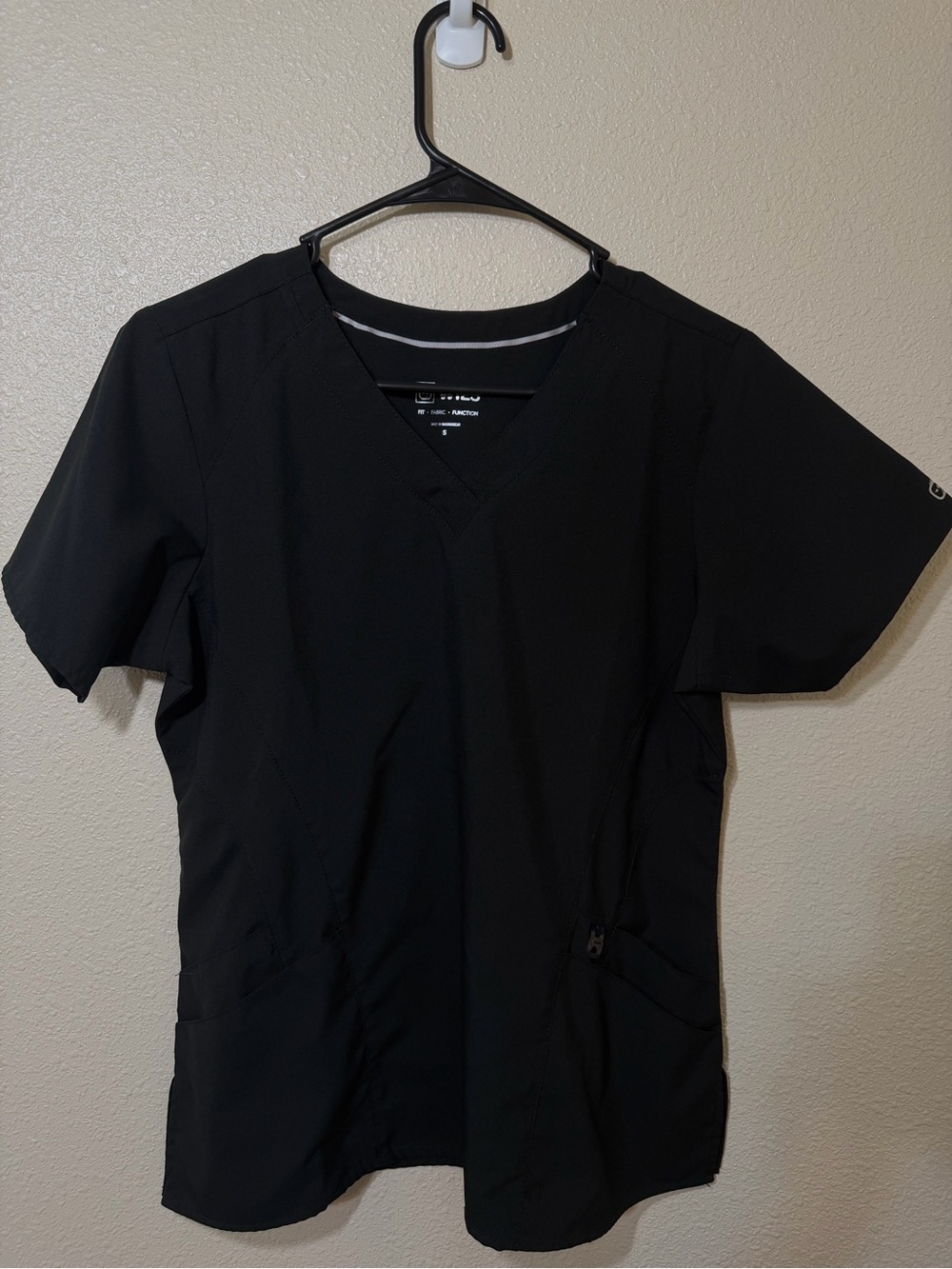WonderWink Black V-Neck Scrub Top with Double pockets